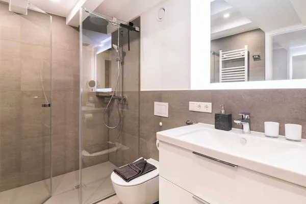 Badezimmer: Regendusche, Haartrockner, Sauna  FeWo Pontos in PRORA - 4.35