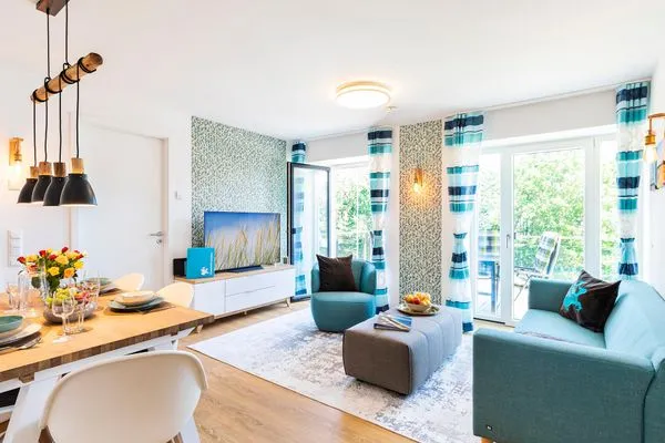 Wohn-/Essbereich: Sitzgruppe mit Couch und Sessel, Smart-TV, Zugang zum Balkon, Esstisch mit 5 Stühlen  FeWo PRORA week in PRORA - 2.22