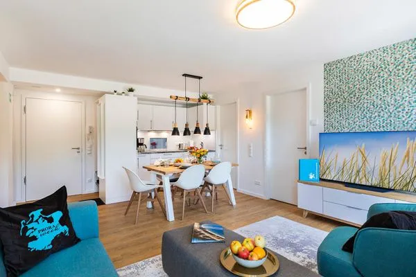 Wohn-/Essbereich: Sitzgruppe mit Couch und Sessel, Smart-TV, Zugang zum Balkon, Esstisch mit 5 Stühlen  FeWo PRORA week in PRORA - 2.22