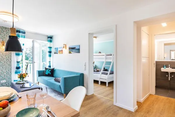 Wohn-/Essbereich: Sitzgruppe mit Couch und Sessel, Smart-TV, Zugang zum Balkon, Esstisch mit 5 Stühlen  FeWo PRORA week in PRORA - 2.22