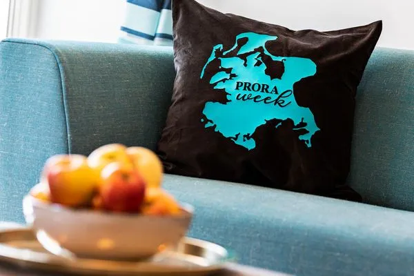 Wohn-/Essbereich: Sitzgruppe mit Couch und Sessel, Smart-TV, Zugang zum Balkon, Esstisch mit 5 Stühlen  FeWo PRORA week in PRORA - 2.22