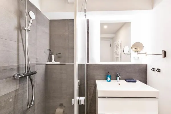 Badezimmer : Regendusche, WC, Föhn  FeWo PRORA week in PRORA - 2.22