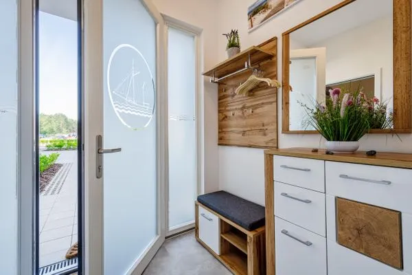 Wohnzimmer: Schlafsofa und Sessel, TV, Essbereich, Zugang zur Terrasse  FeWo Proras Strandhaus in PRORA - 9.03