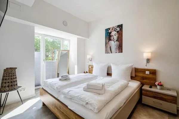 Schlafzimmer 1: Doppelbett, (180x200), TV  FeWo Proras Strandhaus in PRORA - 9.03