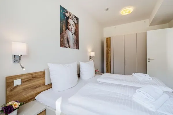 Schlafzimmer 1: Doppelbett, (180x200), TV  FeWo Proras Strandhaus in PRORA - 9.03