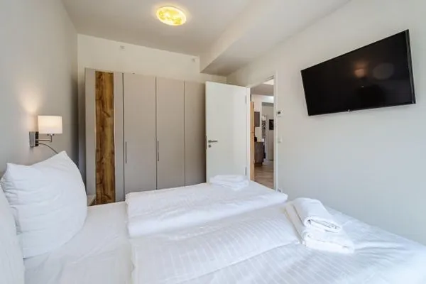 Schlafzimmer 1: Doppelbett, (180x200), TV  FeWo Proras Strandhaus in PRORA - 9.03