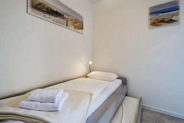 Schlafzimmer 2: 1 Einzelbett (100x200) (ausziehbar für 2 Personen), kein Fenster  FeWo Proras Strandhaus in PRORA - 9.03