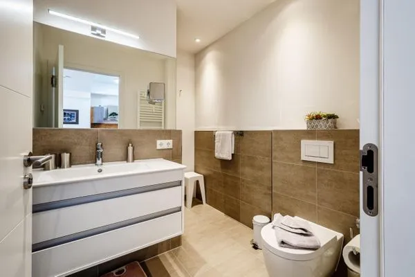 Badezimmer: Regendusche, WC, Haartrockner  FeWo Proras Strandhaus in PRORA - 9.03