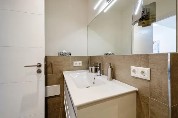 Badezimmer: Regendusche, WC, Haartrockner  FeWo Proras Strandhaus in PRORA - 9.03