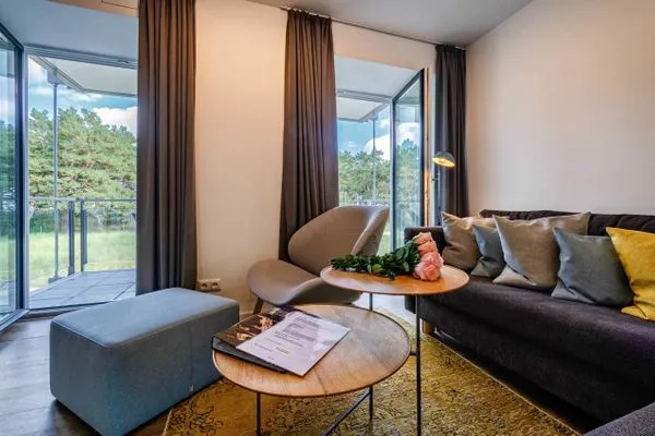 Wohn/Essbereich: Sofa, Sitz- und Essbereich, TV, Zugang zum Balkon  FeWo Oceanview in PRORA - 5.13