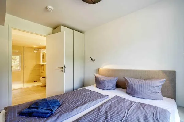 Schlafzimmer 1: Doppelbett (180x200), Kleiderschrank, TV  FeWo Oceanview in PRORA - 5.13