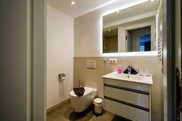 Badezimmer 1: Bad mit Dusche, Haartrockner  FeWo Oceanview in PRORA - 5.13