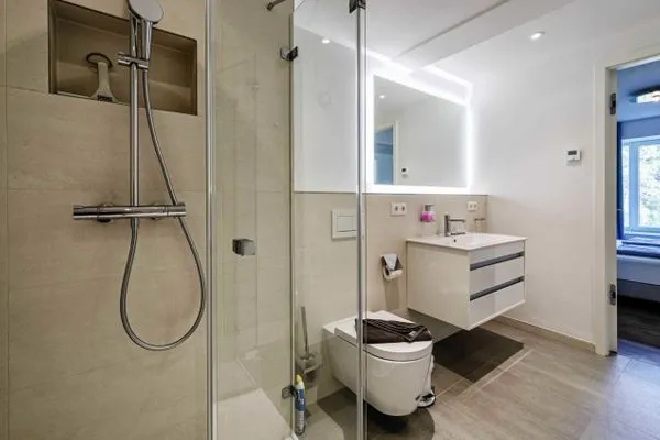 Badezimmer 2: Bad mit Dusche  FeWo Oceanview in PRORA - 5.13