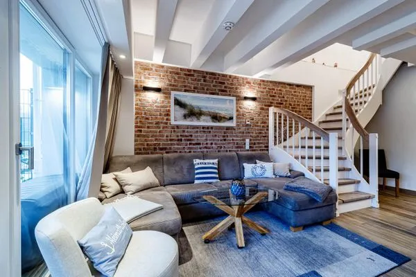 Wohnzimmer: Schlafsofa, TV, Essbereich, Zugang zur Terrasse  FeWo Sandburg in PRORA - 9.01