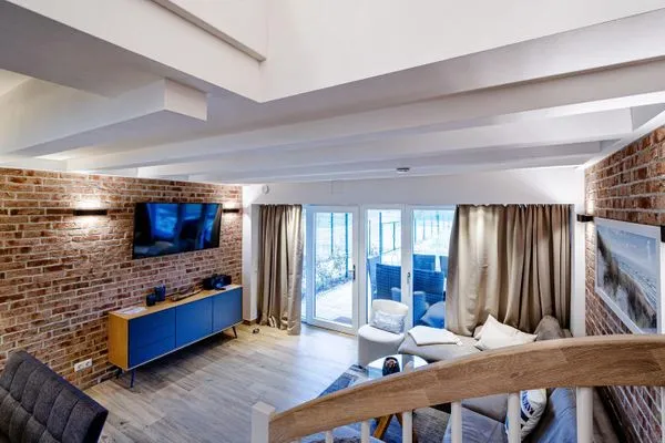 Wohnzimmer: Schlafsofa, TV, Essbereich, Zugang zur Terrasse  FeWo Sandburg in PRORA - 9.01