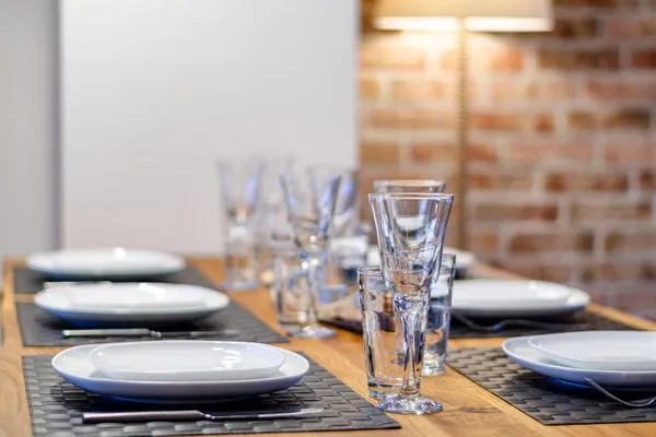 Wohnzimmer: Schlafsofa, TV, Essbereich, Zugang zur Terrasse  FeWo Sandburg in PRORA - 9.01