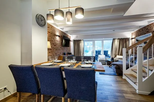 Wohnzimmer: Schlafsofa, TV, Essbereich, Zugang zur Terrasse  FeWo Sandburg in PRORA - 9.01