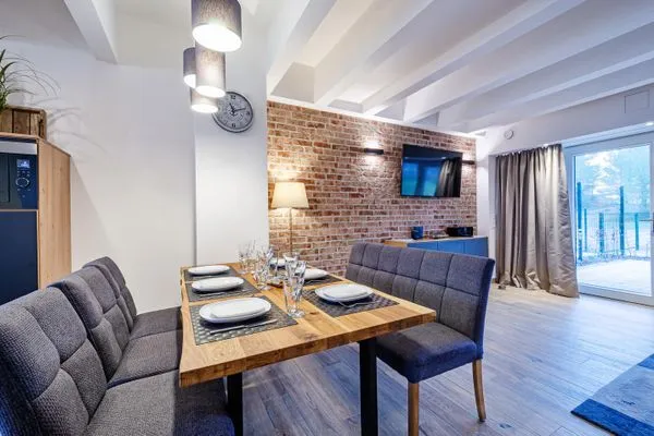 Wohnzimmer: Schlafsofa, TV, Essbereich, Zugang zur Terrasse  FeWo Sandburg in PRORA - 9.01