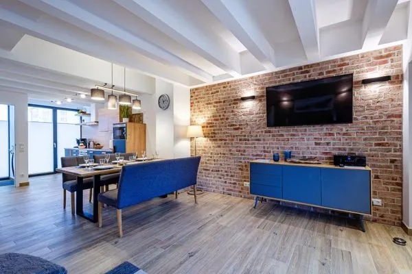 Wohnzimmer: Schlafsofa, TV, Essbereich, Zugang zur Terrasse  FeWo Sandburg in PRORA - 9.01