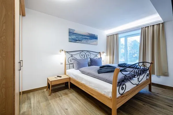 Schlafzimmer 2: Doppelbett (180 x 200), TV  FeWo Sandburg in PRORA - 9.01