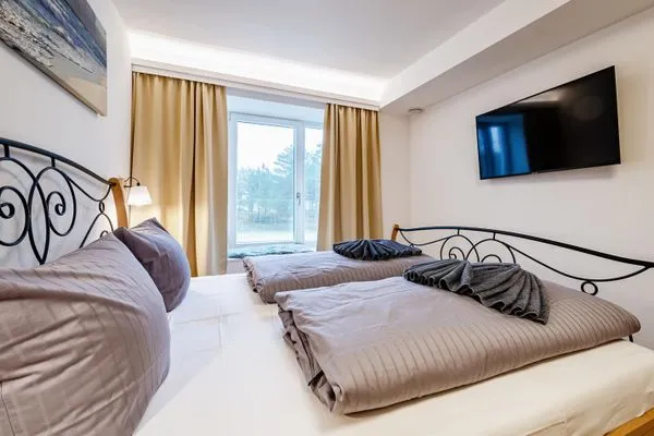 Schlafzimmer 2: Doppelbett (180 x 200), TV  FeWo Sandburg in PRORA - 9.01