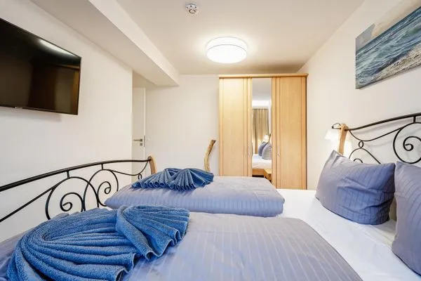 Schlafzimmer 2: Doppelbett (180 x 200), TV  FeWo Sandburg in PRORA - 9.01