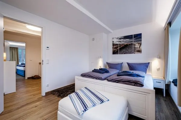 Schlafzimmer 3: Doppelbett (180 x 200)  FeWo Sandburg in PRORA - 9.01