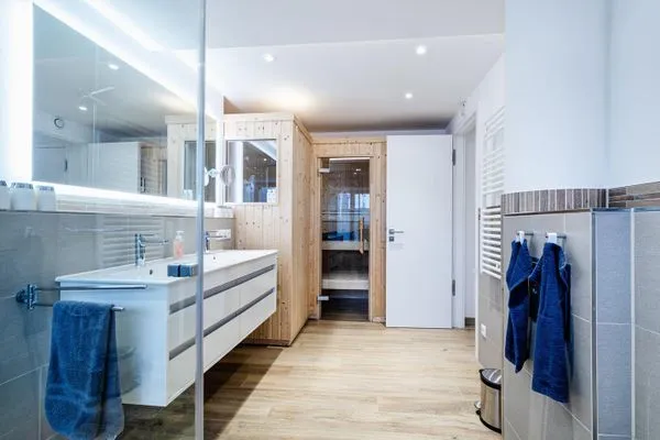 Badezimmer 1: Bad mit Regendusche, Haartrockner, WC, Sauna, Bidet  FeWo Sandburg in PRORA - 9.01