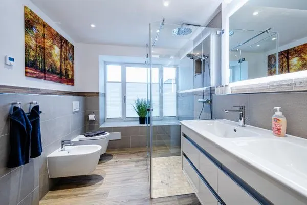 Badezimmer 2: Regendusche, WC  FeWo Sandburg in PRORA - 9.01