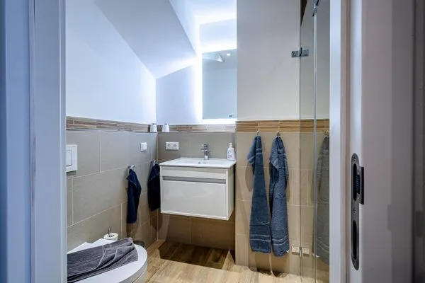 Badezimmer 2: Regendusche, WC  FeWo Sandburg in PRORA - 9.01