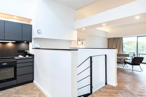 Wohn/Essbereich: Schlafsofa, Smart-TV, Zugang zum Balkon mit Strandkorb, Tisch und Stühlen  FeWo Sanddorn in PRORA - 3.53