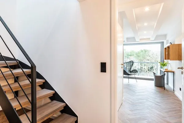 Wohn/Essbereich: Schlafsofa, Smart-TV, Zugang zum Balkon mit Strandkorb, Tisch und Stühlen  FeWo Sanddorn in PRORA - 3.53