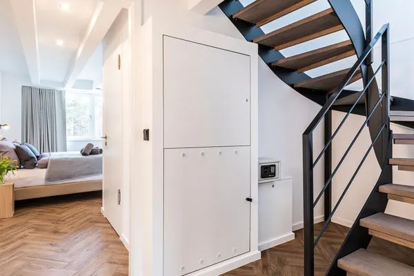 Wohn/Essbereich: Schlafsofa, Smart-TV, Zugang zum Balkon mit Strandkorb, Tisch und Stühlen  FeWo Sanddorn in PRORA - 3.53