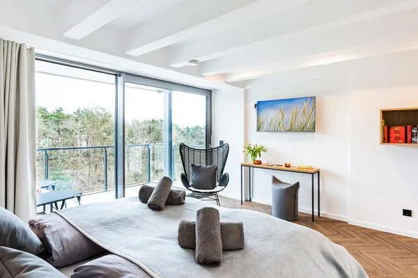 Schlafzimmer 1: Doppelbett (180x200), Kleiderschrank, Smart-TV, Zugang zum Balkon mit 2 Sonnenliegen  FeWo Sanddorn in PRORA - 3.53