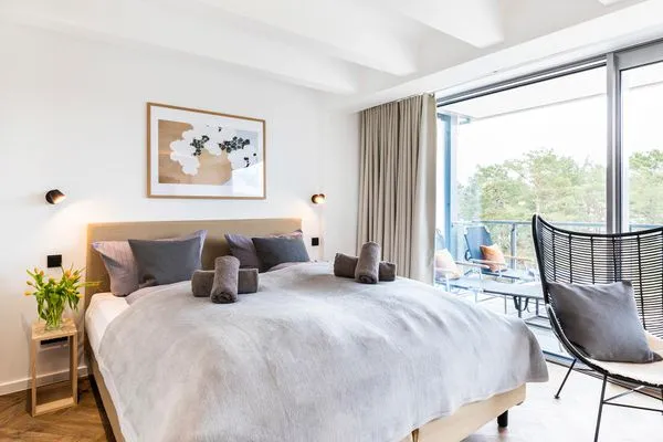 Schlafzimmer 1: Doppelbett (180x200), Kleiderschrank, Smart-TV, Zugang zum Balkon mit 2 Sonnenliegen  FeWo Sanddorn in PRORA - 3.53