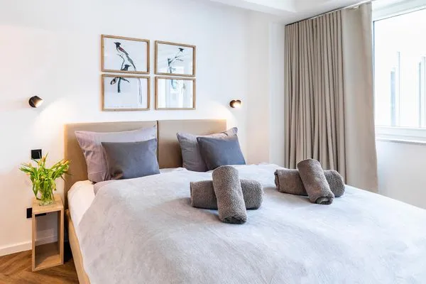 Schlafzimmer 2: Doppelbett (180x200), Kleiderschrank, Smart-TV  FeWo Sanddorn in PRORA - 3.53