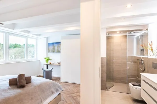 Schlafzimmer 2: Doppelbett (180x200), Kleiderschrank, Smart-TV  FeWo Sanddorn in PRORA - 3.53