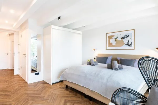 Schlafzimmer 1: Doppelbett (180x200), Kleiderschrank, Smart-TV, Zugang zum Balkon mit 2 Sonnenliegen  FeWo Sanddorn in PRORA - 3.53