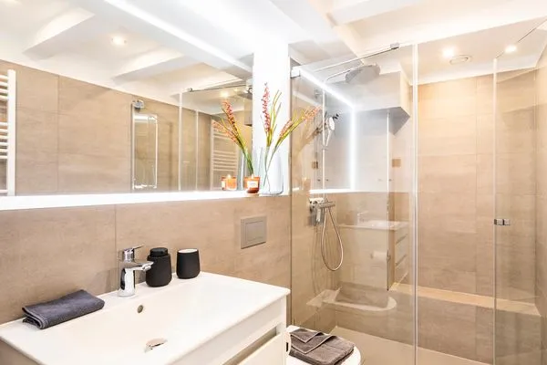 Badezimmer 1: Dusche, WC, Haartrockner  FeWo Sanddorn in PRORA - 3.53