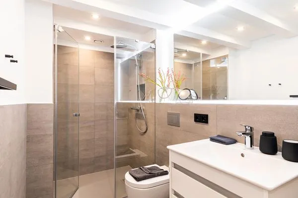 Badezimmer 1: Dusche, WC, Haartrockner  FeWo Sanddorn in PRORA - 3.53