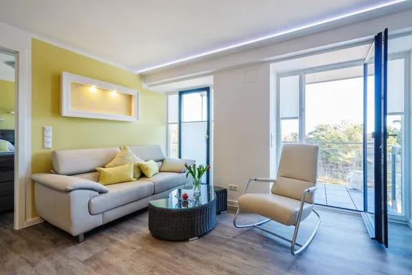 Wohnzimmer: Schlafsofa, TV, Essbereich, Zugang zum Balkon  FeWo Sanddüne in PRORA - 6.42