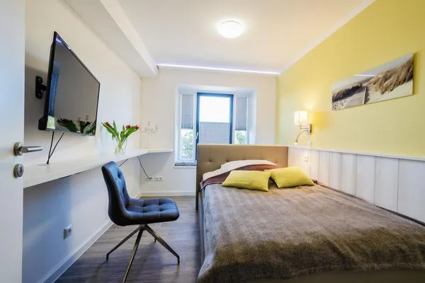 Schlafzimmer 2: Einzellbett (140 x 200), TV, Insektenschutz  FeWo Sanddüne in PRORA - 6.42