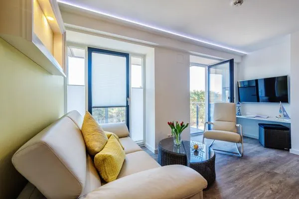 Wohnzimmer: Schlafsofa, TV, Essbereich, Zugang zum Balkon  FeWo Sanddüne in PRORA - 6.42