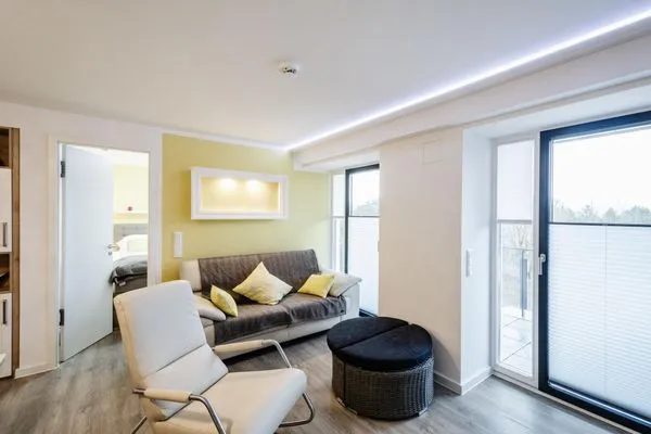 Wohnzimmer: Schlafsofa, TV, Essbereich, Zugang zum Balkon  FeWo Sanddüne in PRORA - 6.42