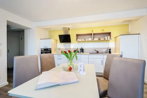 Wohnzimmer: Schlafsofa, TV, Essbereich, Zugang zum Balkon  FeWo Sanddüne in PRORA - 6.42