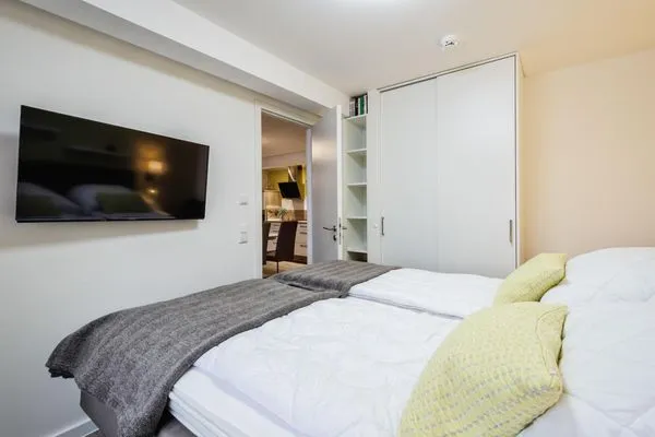 Schlafzimmer 1: Doppelbett (160 x 200), TV, Insektenschutz  FeWo Sanddüne in PRORA - 6.42