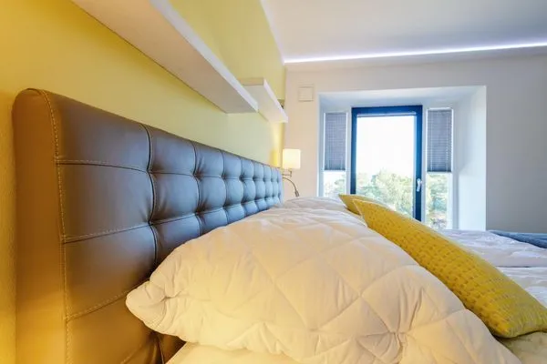 Schlafzimmer 1: Doppelbett (160 x 200), TV, Insektenschutz  FeWo Sanddüne in PRORA - 6.42