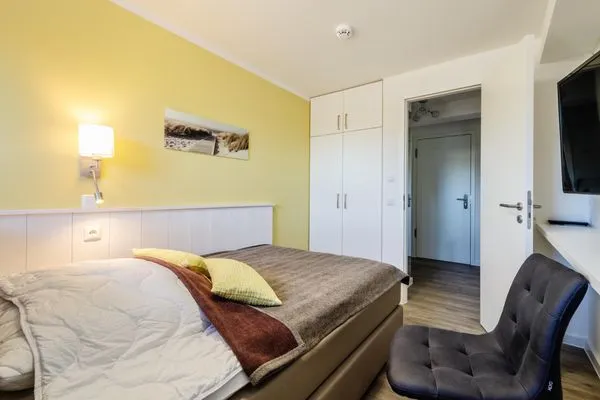 Schlafzimmer 2: Einzellbett (140 x 200), TV, Insektenschutz  FeWo Sanddüne in PRORA - 6.42