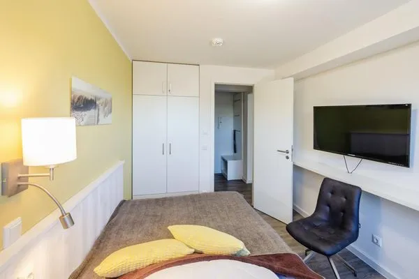 Schlafzimmer 2: Einzellbett (140 x 200), TV, Insektenschutz  FeWo Sanddüne in PRORA - 6.42