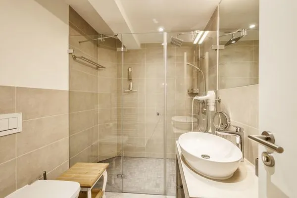 Badezimmer: Regendusche, WC, Haartrockner  FeWo Sanddüne in PRORA - 6.42